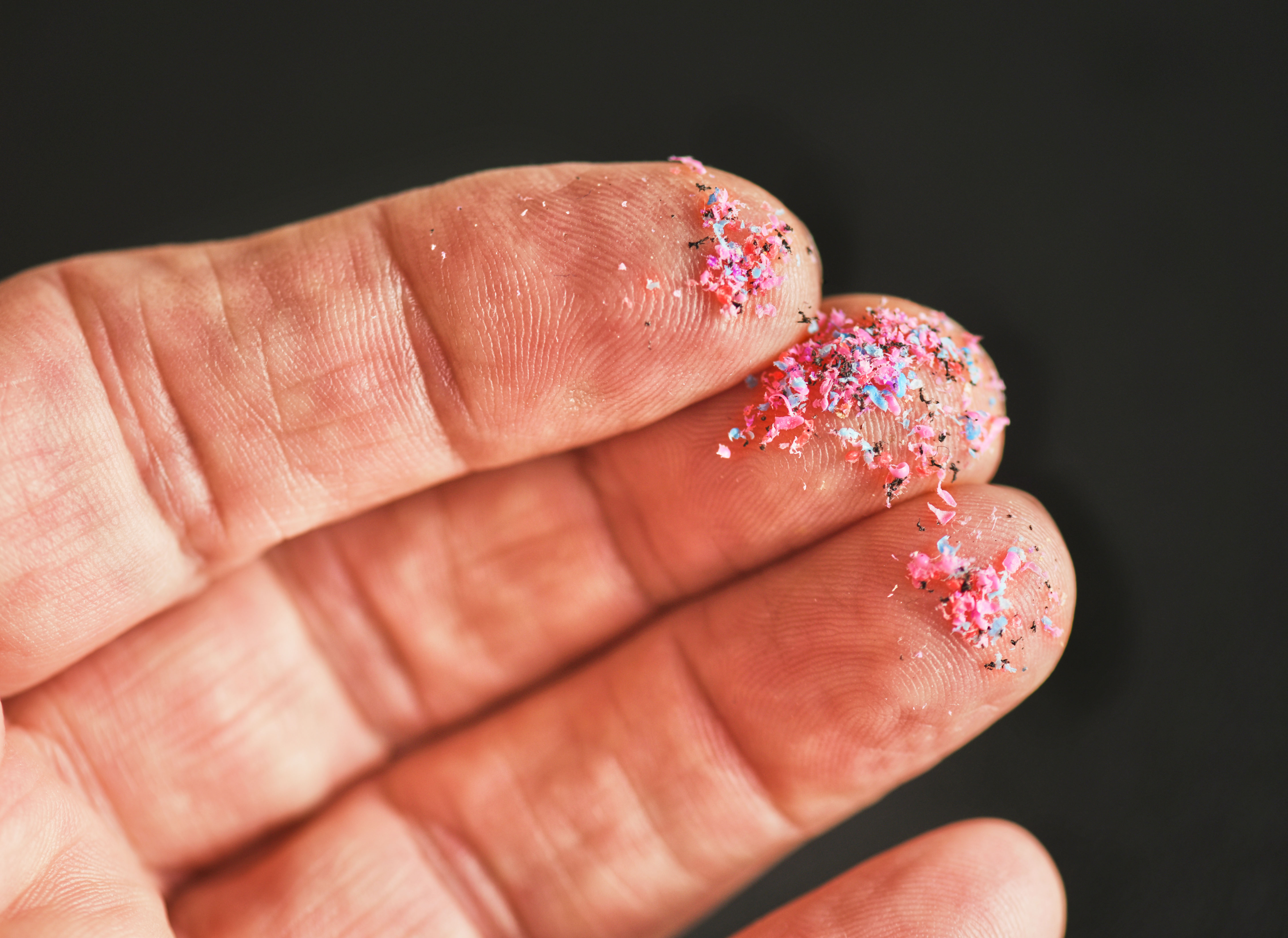 5 sposobów, w które mikroplastik uszkadza Twój mózg. Jak to działa?