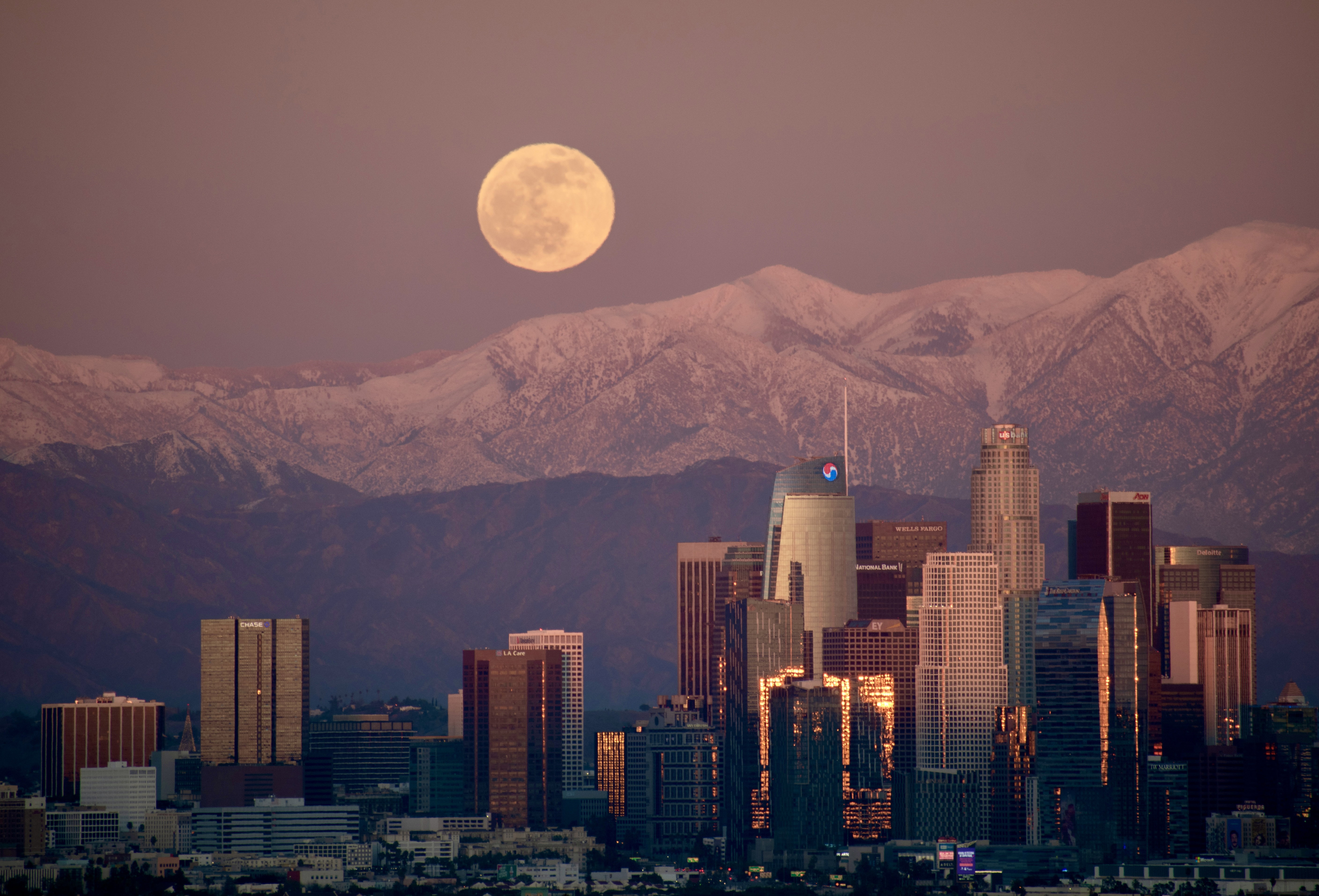 Grudniowy księżyc w 2020 roku w Los Angeles