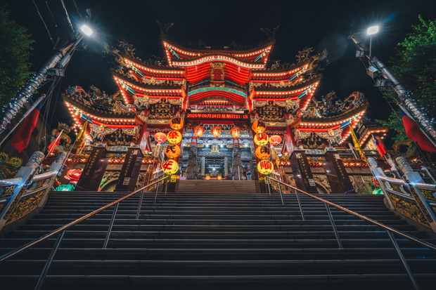 Tradycyjna świątynia nocą — Sanchong Yitian Temple, Nowe Tajpej, Tajwan