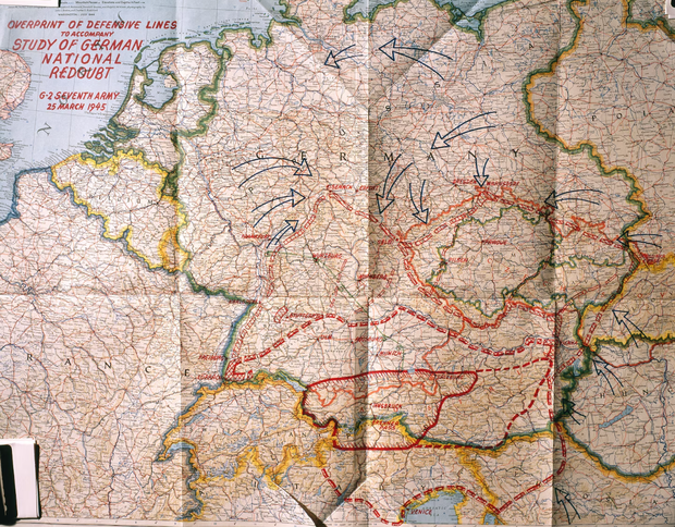 Mapa „Germany and Its Approaches” z lipca 1944 r. służyła alianckiemu dowództwu do planowania działań. Oznaczoną kopię z marca 1945 r. powielono i rozwieszono w całej Europie. Mapa jest dziś w National Archives.