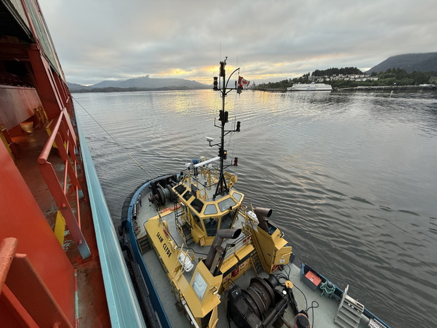 Holownik wprowadza Maersk San Vicente do portu w Prince Rupert w Kanadzie