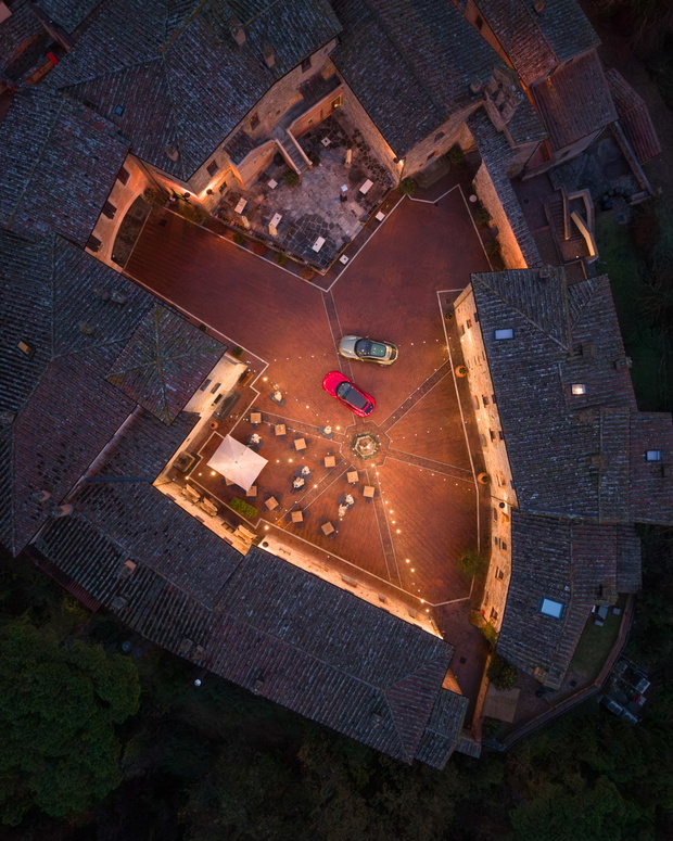 Dziedziniec hotelu Castel Monastero