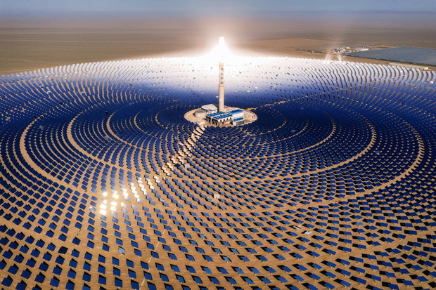 Najwieksza chińska elektrownia słoneczna w Dunhuang na Pustyni Gobi. Fot. Kaicheng Xu/Gettyimages