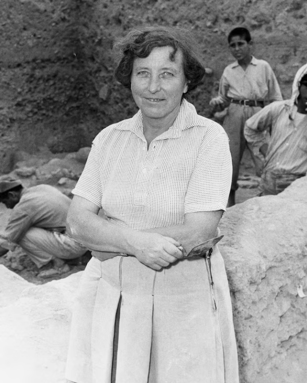 Kathleen Kenyon na wykopaliskach w Jericho; kluczowe odkrycie: wieża z ok. 7000 r. p.n.e.