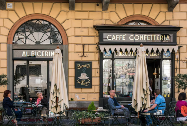 Turyńska Caffè Al Bicerin serwuje bicerin nieprzerwanie od XVIII wieku i twierdzi, że to właśnie tutaj powstał ten kultowy napój.