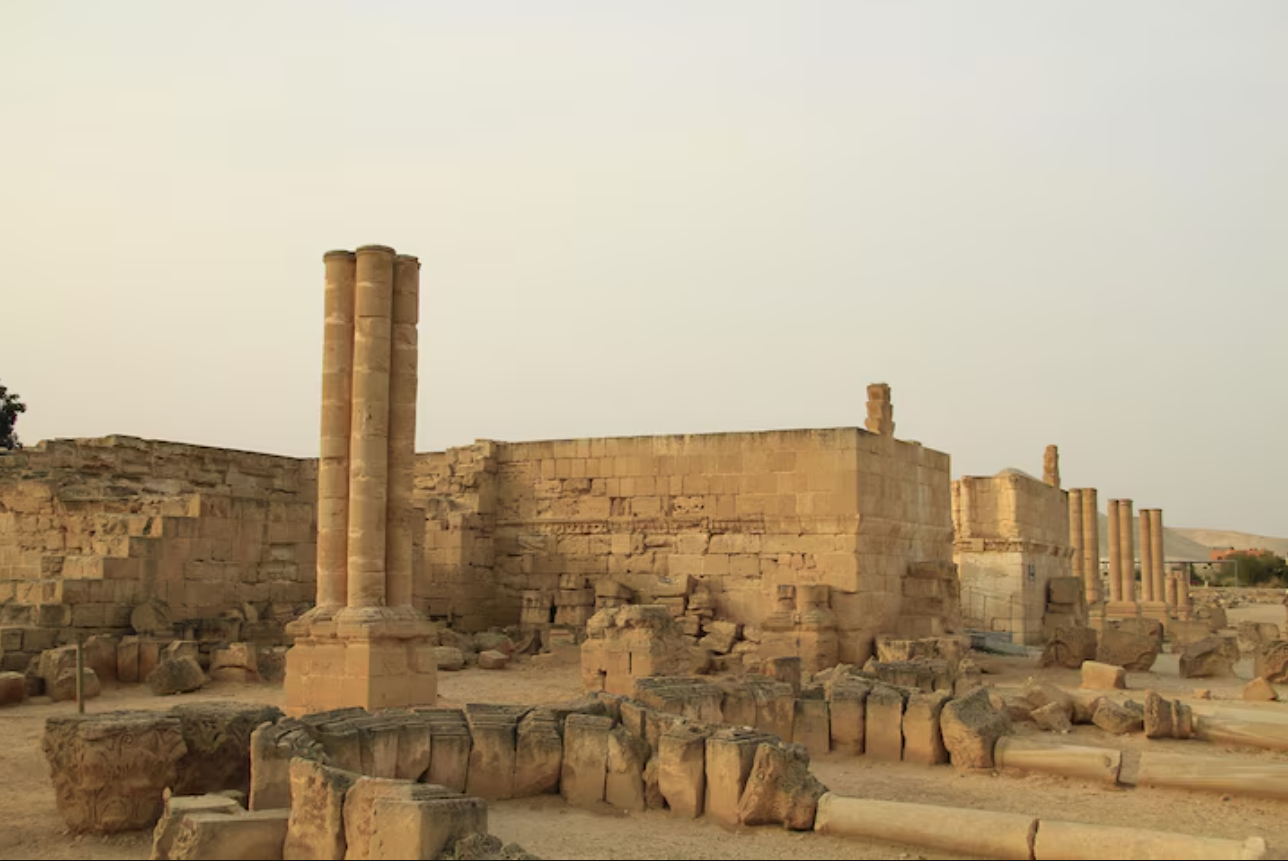 Hisham’s Palace (Khirbet al-Mafjar) – VIII-wieczny kompleks z epoki Umajjadów, znany z bogatych stiuków i mozaik; zniszczony przez trzęsienie ziemi w 747 r. n.e.