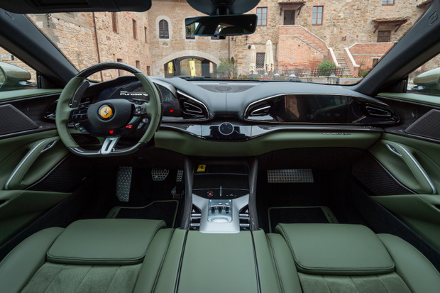Wnętrze Ferrari Purosangue