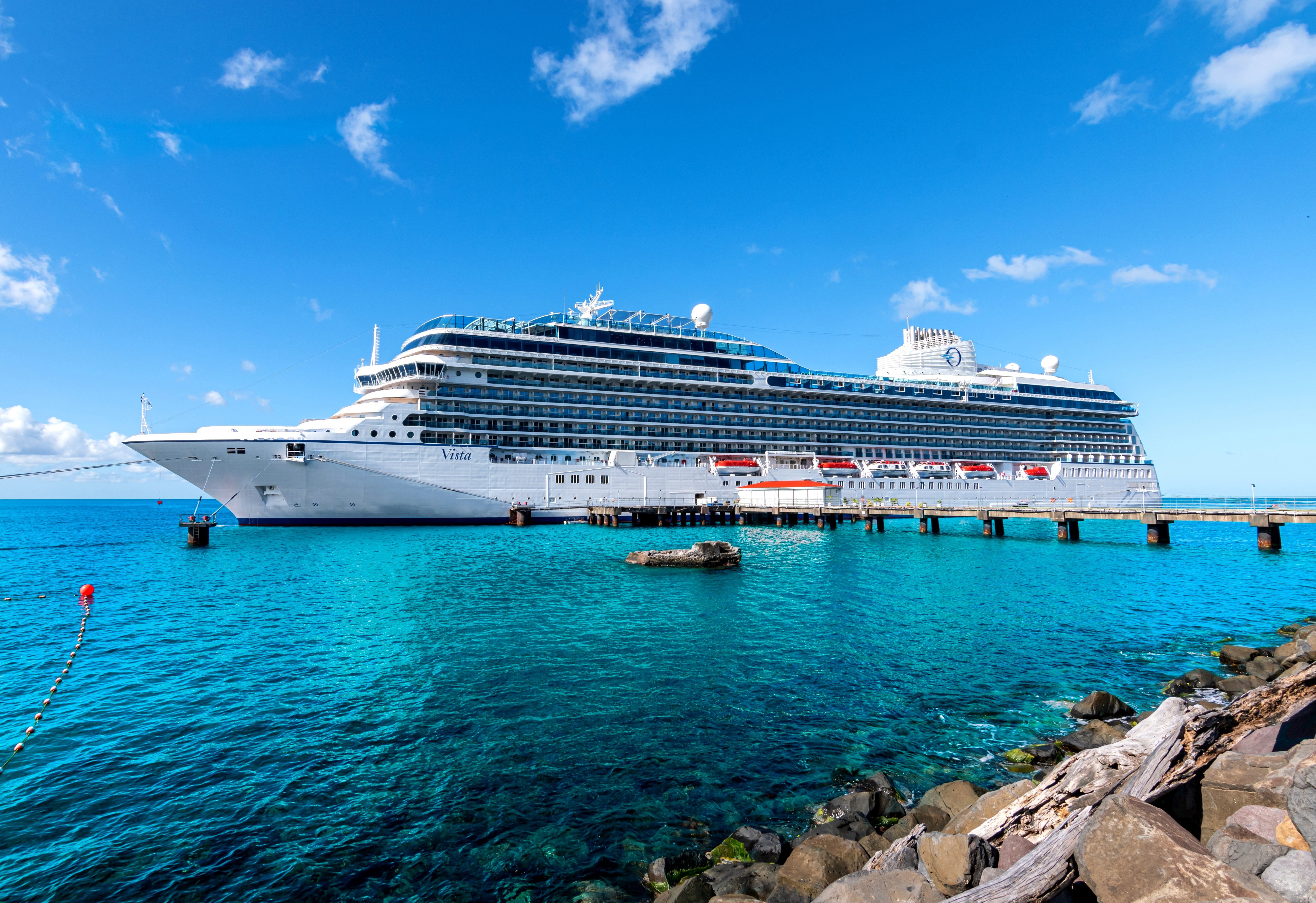 Statek wycieczkowy Oceania Cruises Vista w porcie Roseau na Dominice