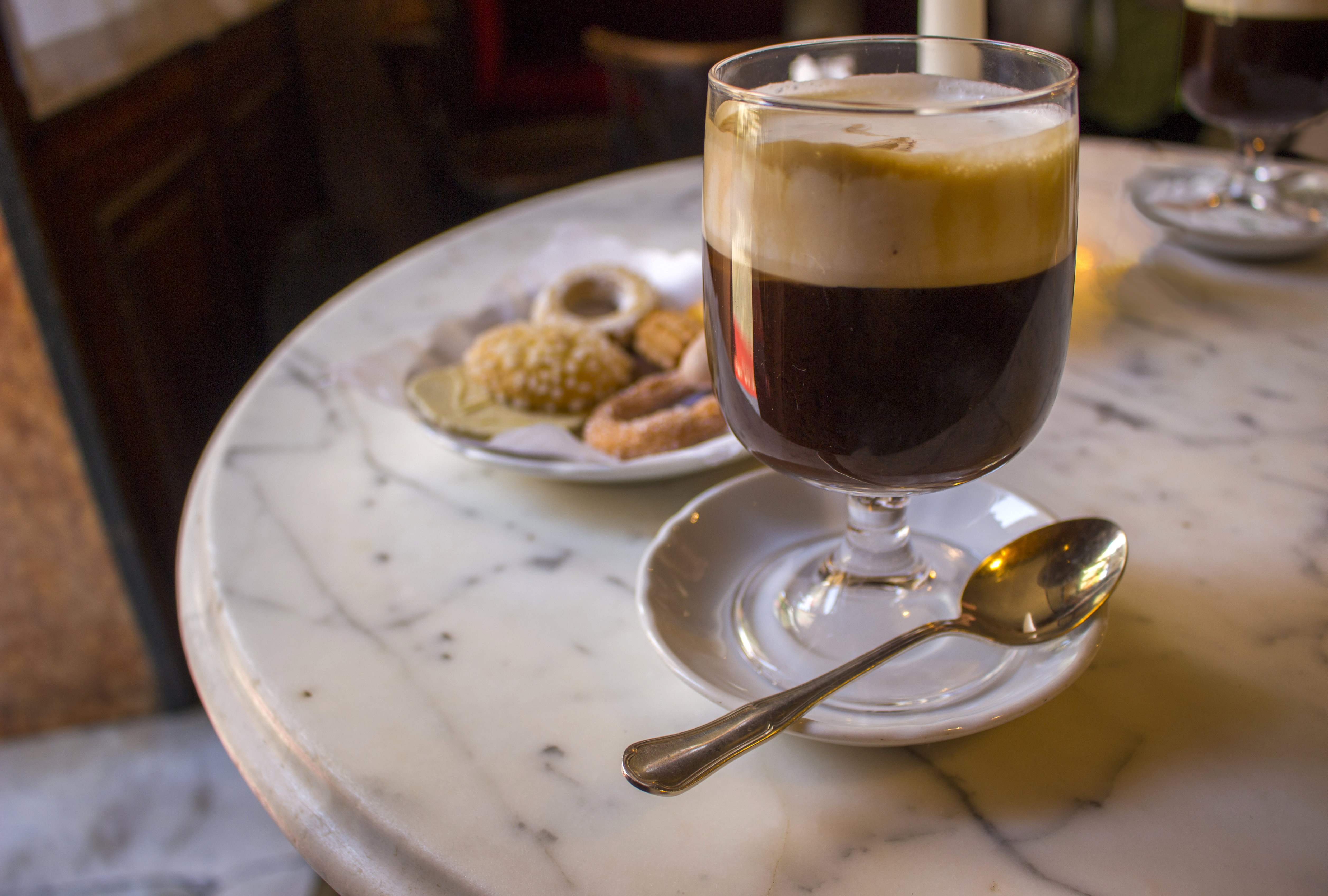 Bicerin — tradycyjny turyński napój z espresso, gorącej czekolady i mleka — podany w Caffè Al Bicerin w Turynie.