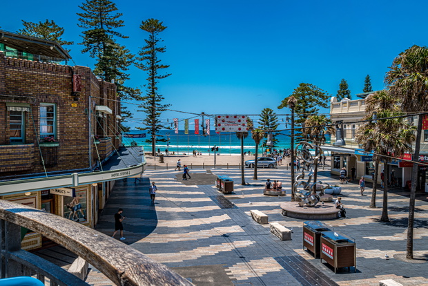 Manly Corso – tętniąca życiem ulica w Manly, NSW, z widokiem na plażę i Ocean Spokojny (grudzień 2022, Sydney, Australia)