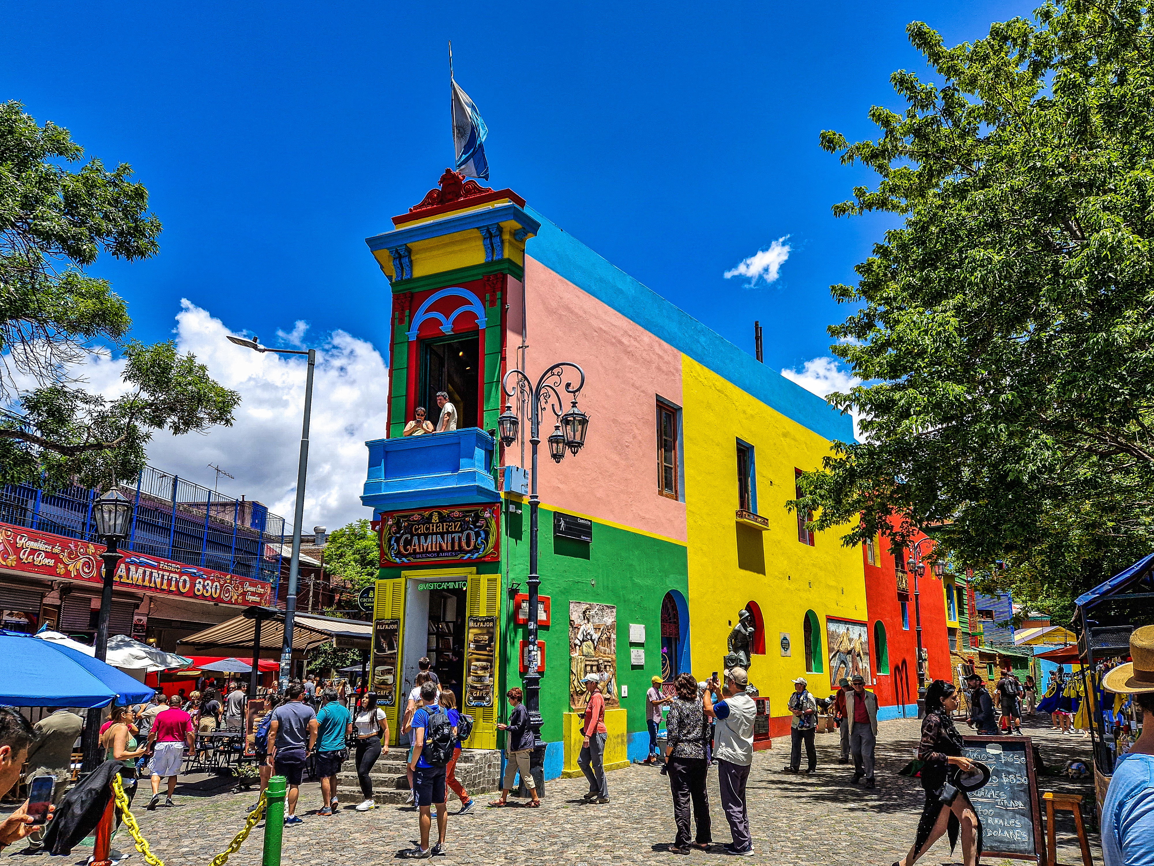 Kolorowe budynki przy ulicy Caminito w dzielnicy La Boca, Buenos Aires – miejscu narodzin tanga.
