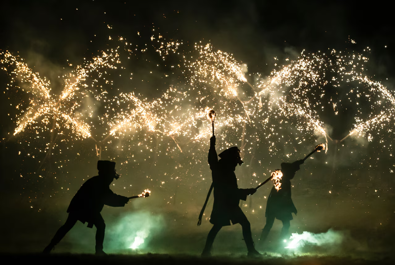 Artyści ognia podczas festiwalu Imbolc w Yorkshire w Pensylwanii, symbolizującego koniec zimy i nadejście wiosny.