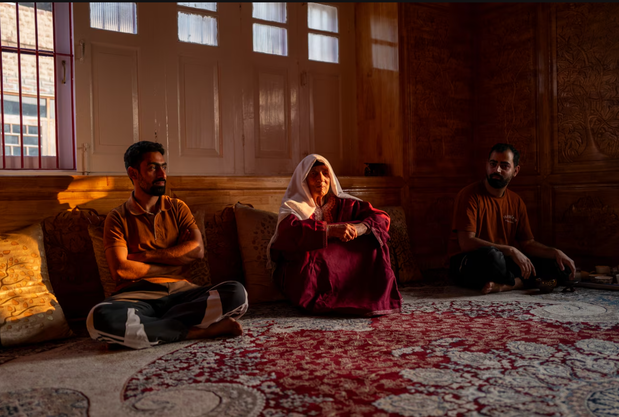 Bracia Ubaid i Aqib Bashir rozmawiają z 104-letnią babcią Azi Begum o szafranie, polityce i zmianach klimatu. Fot. Matt Stirn