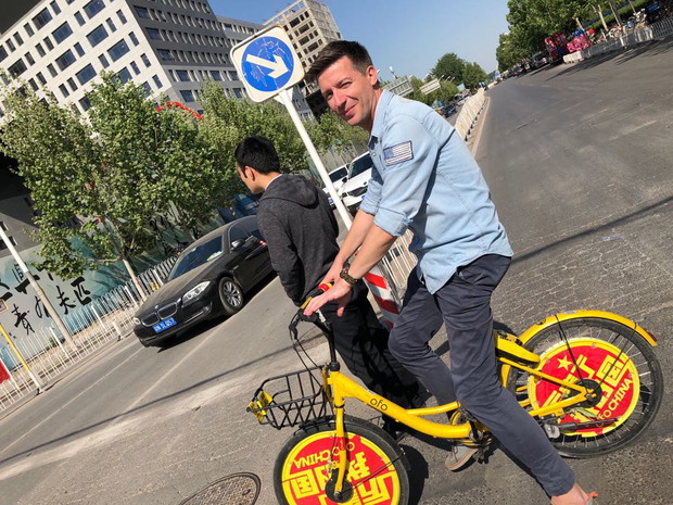 Michał Cessanis na rowerze