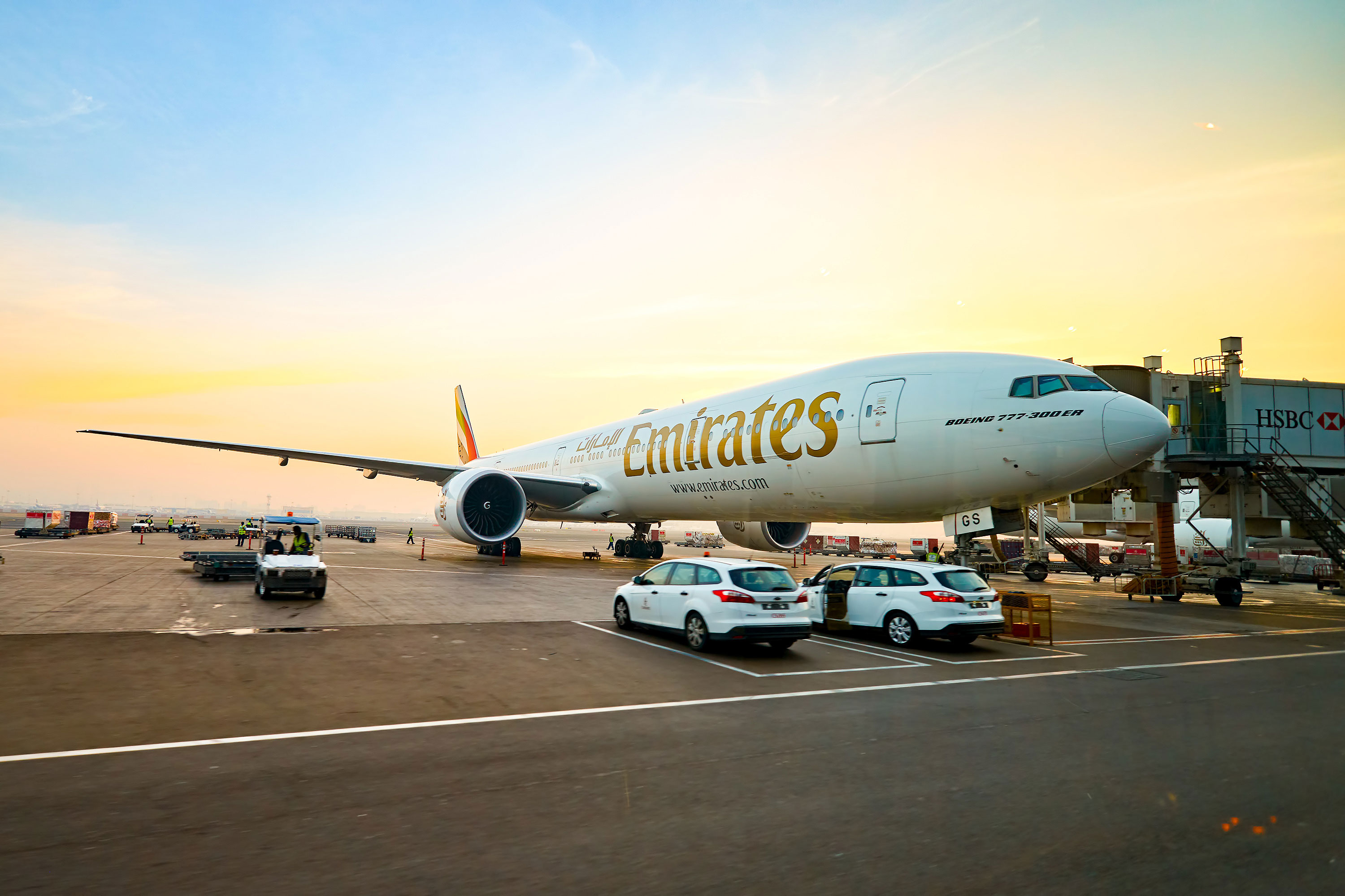 Boeing 777-300ER linii lotniczej Emirates to największy samolot pasażerski, jaki kiedykolwiek latał do Polski i z Polski