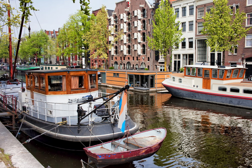 houseboat