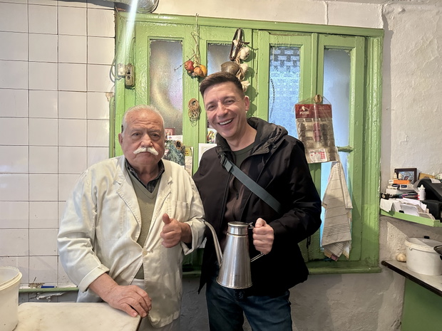 Właściciel Tawerny Diporto, pan Mitsos
