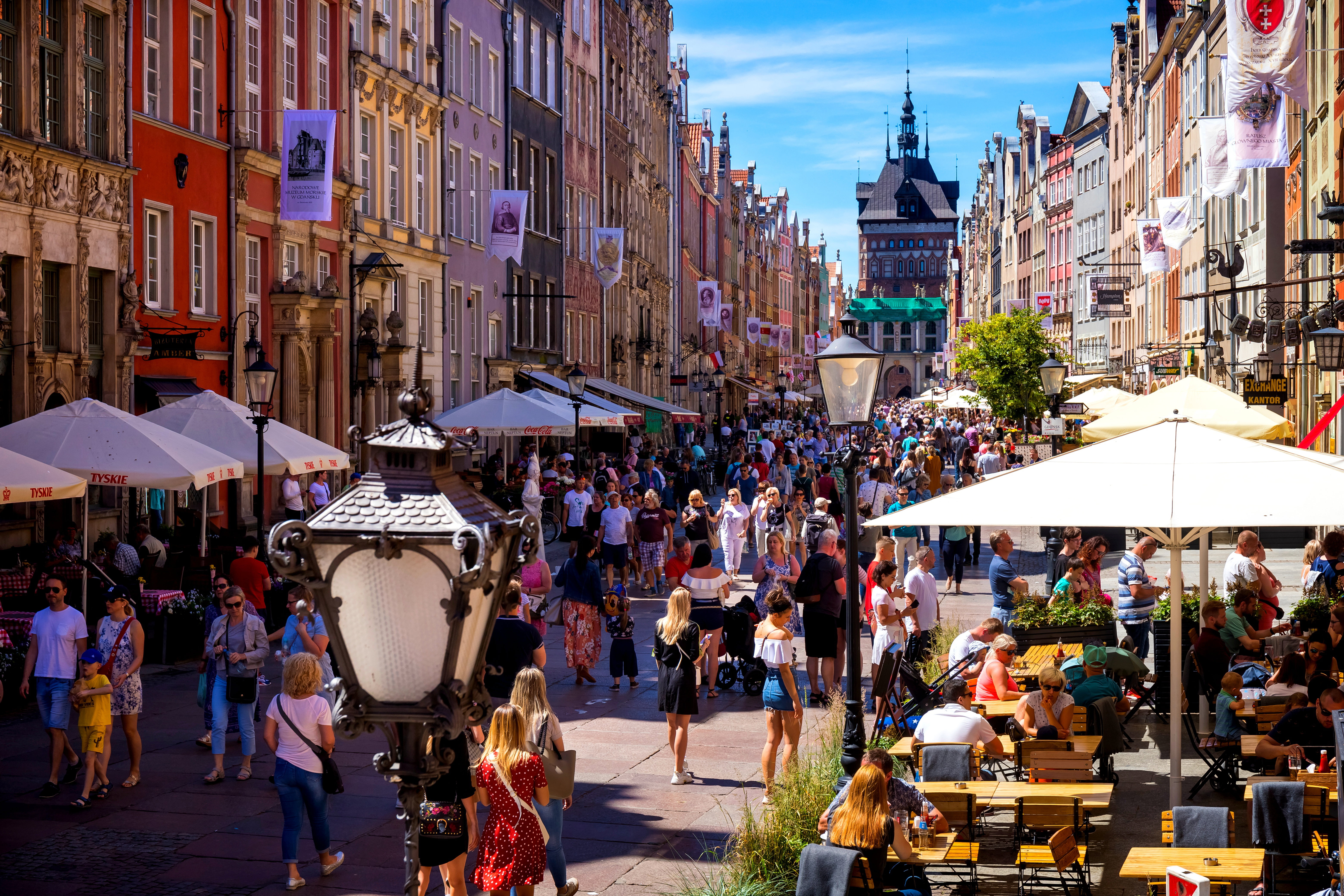 Turyści odwiedzają Stare Miasto w Gdańsku. W tle Złota Brama.