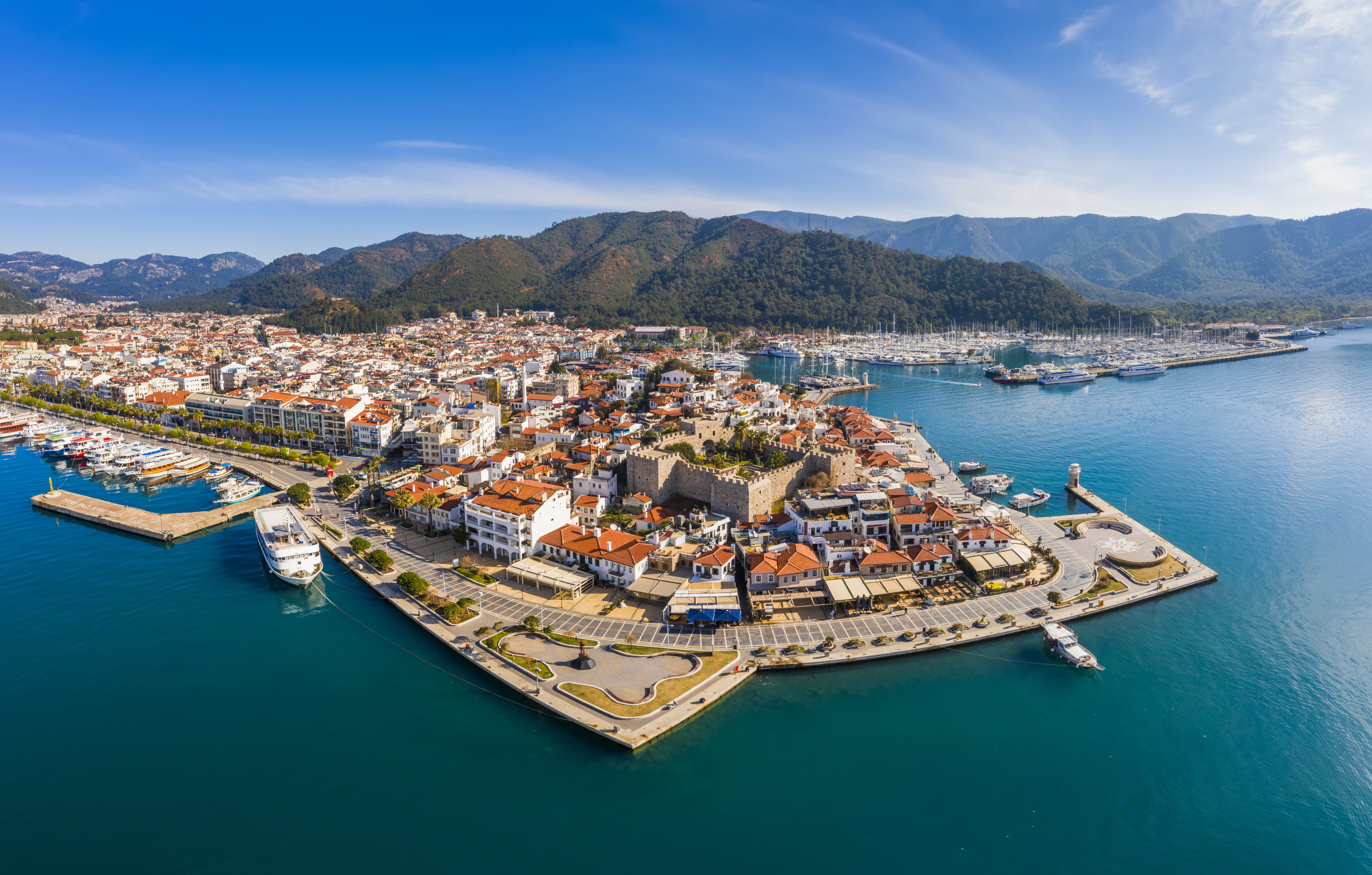 Widok z lotu ptaka na starówkę w Marmaris w Turcji