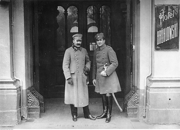 640px-Józef_Piłsudski_i_por._Bolesław_Wieniawa-Długoszowski_w_bramie_hotelu_Brühlowskiego_(22-205-2)