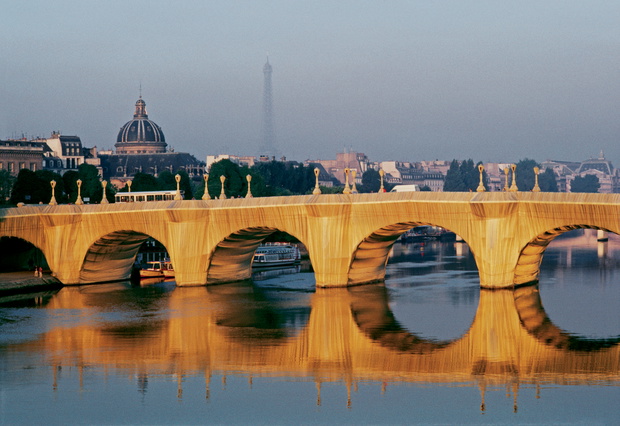 Instalacja „The Pont Neuf Wrapped” w Paryżu autorstwa artystycznego duetu Christo i Jeanne-Claude