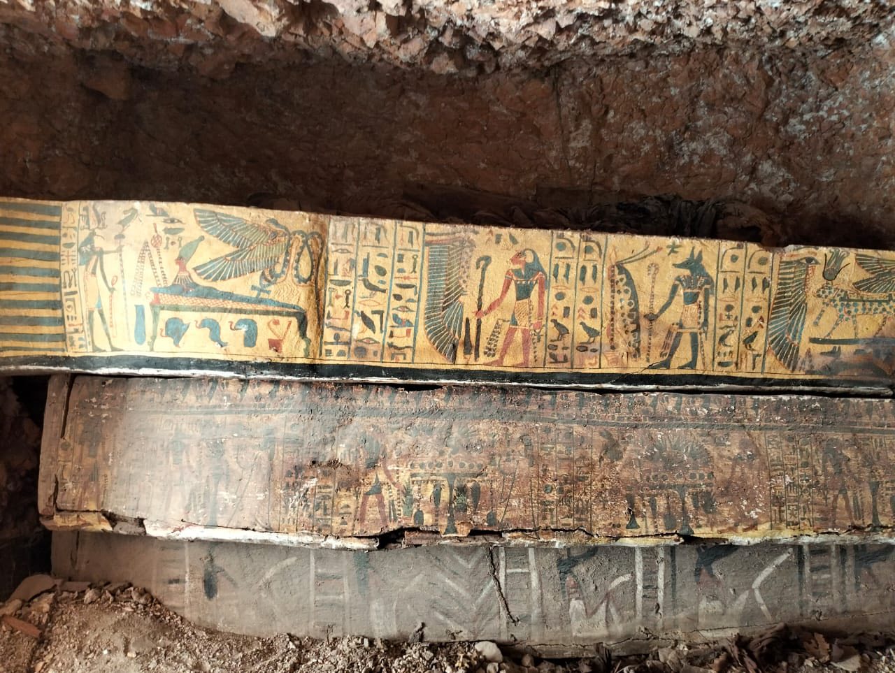 W Egipcie archeolodzy odkryli skrytkę ze starożytnymi trumnami