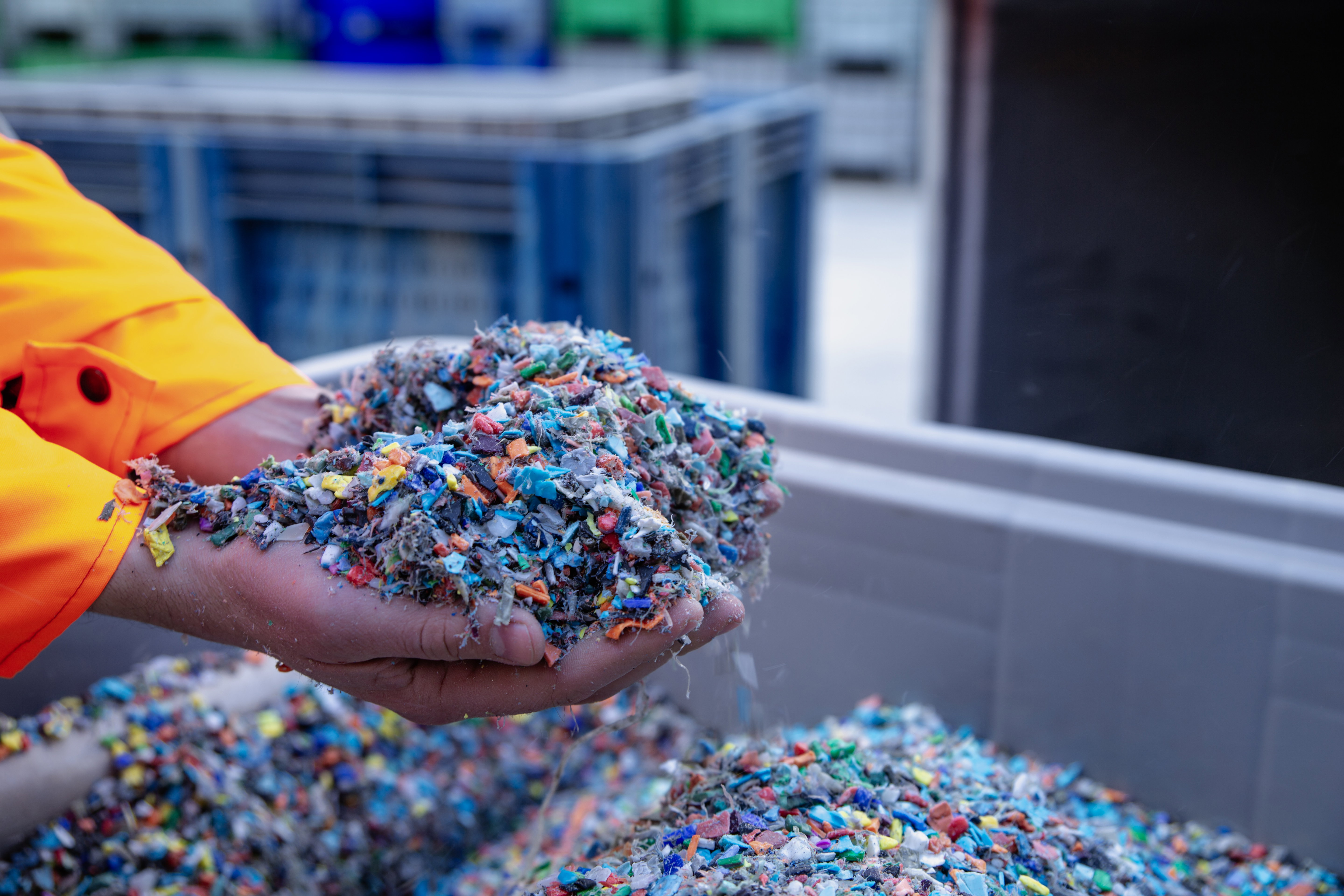 Jak zamienić plastikowe śmieci w kwas octowy? Naukowcy mają sposób – wystarczy im słońce