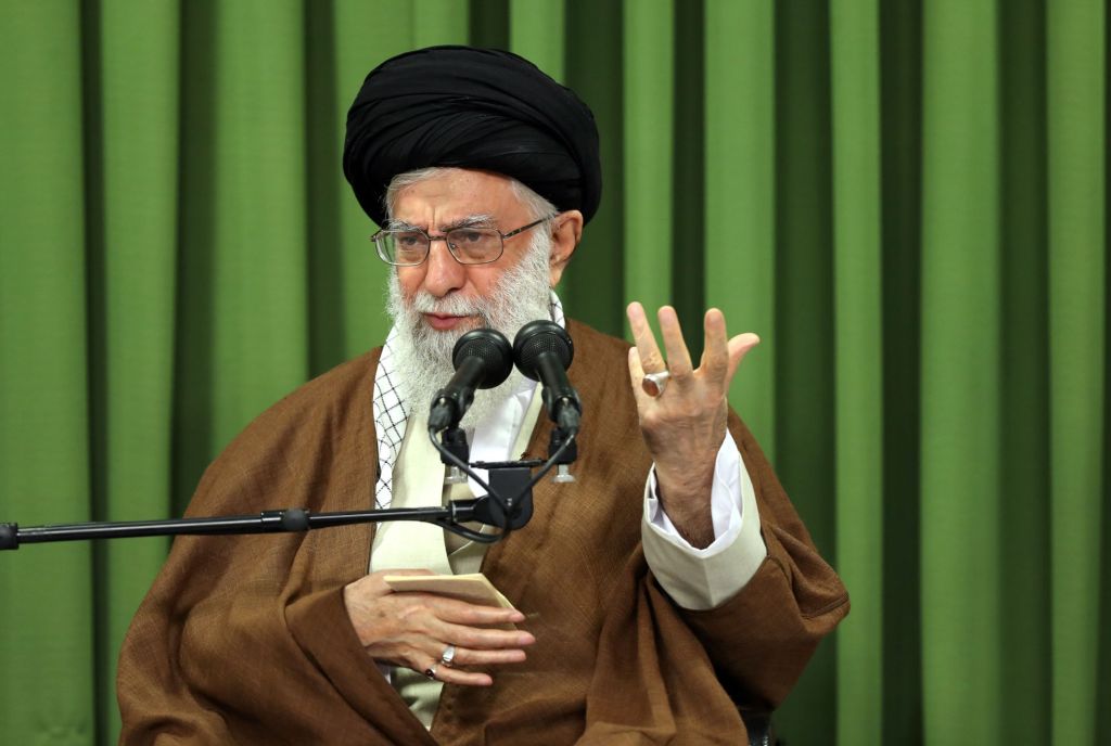 Ali Chamenei, zwany też Ali Khamenei: człowiek, który trzyma w garści Iran (fot. Iranian Leader's Press Office - Handout/Anadolu Agency/Getty Images)