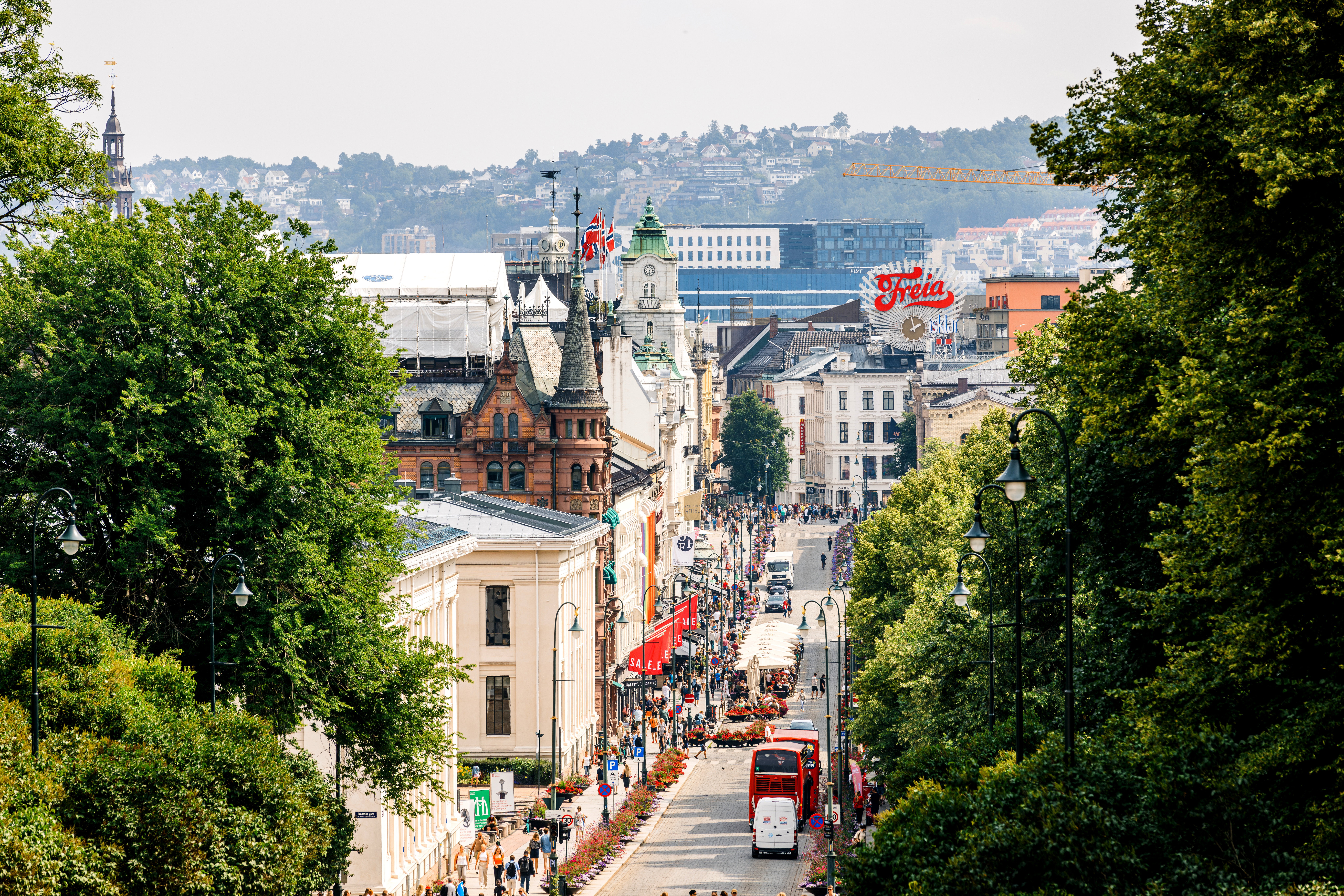 Ulica Karl Johans gate w Oslo, łącząca Dworzec Centralny z Pałacem Królewskim