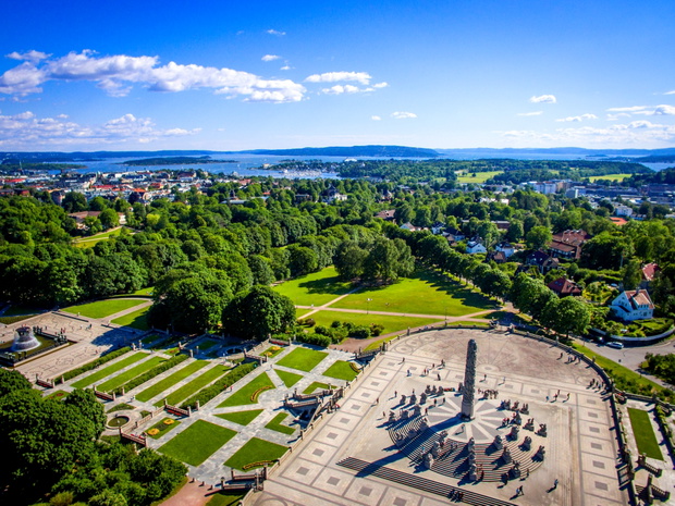 Widok z lotu ptaka na  Park Vigelanda w Oslo i Oslofjord