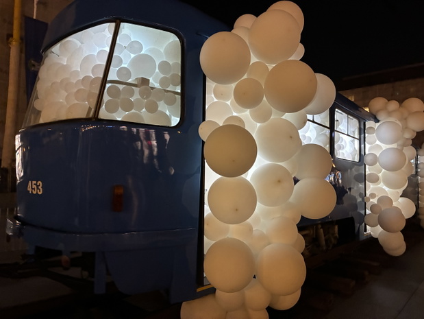 Typowy niebieski tramwaj znany z ulic Zagrzebia przemieniony w jedną z 26 instalacji fetsiwalu