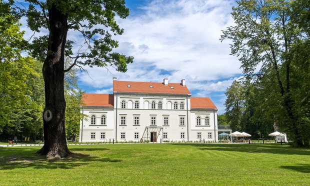 Pałac w Baranowicach koło Żor – widok elewacji frontowej ukazujący zabytkową architekturę rezydencji.
