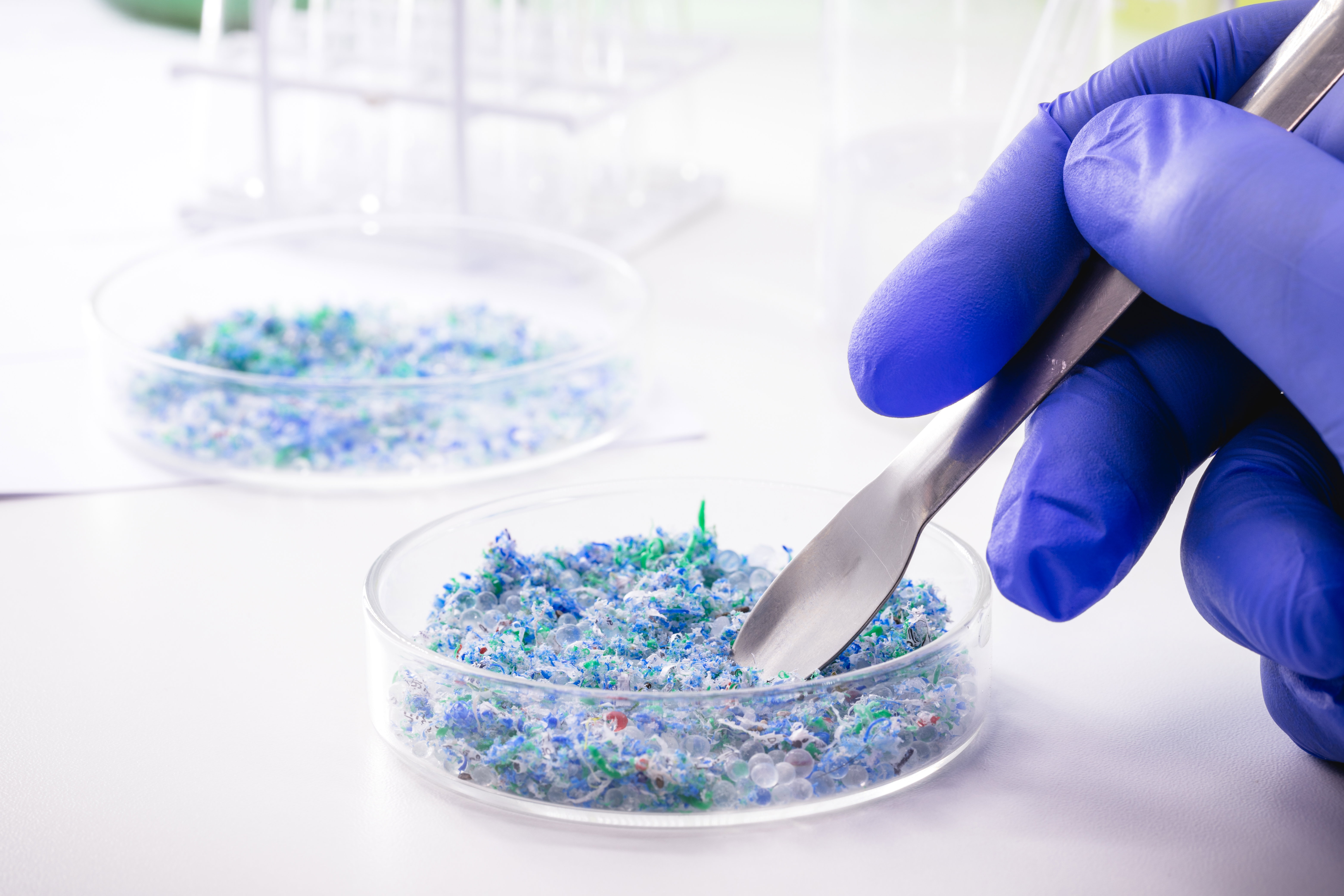 Rękawiczki fałszują wyniki badań mikroplastiku