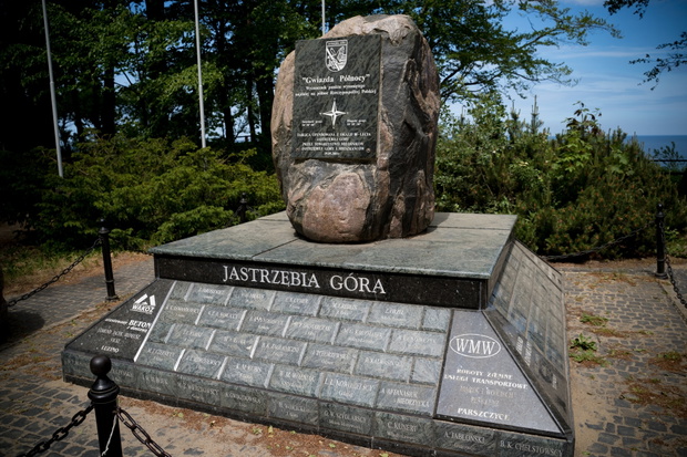 W Jastrzębiej Górze stoi granitowy obelisk zwany Gwiazdą Północy