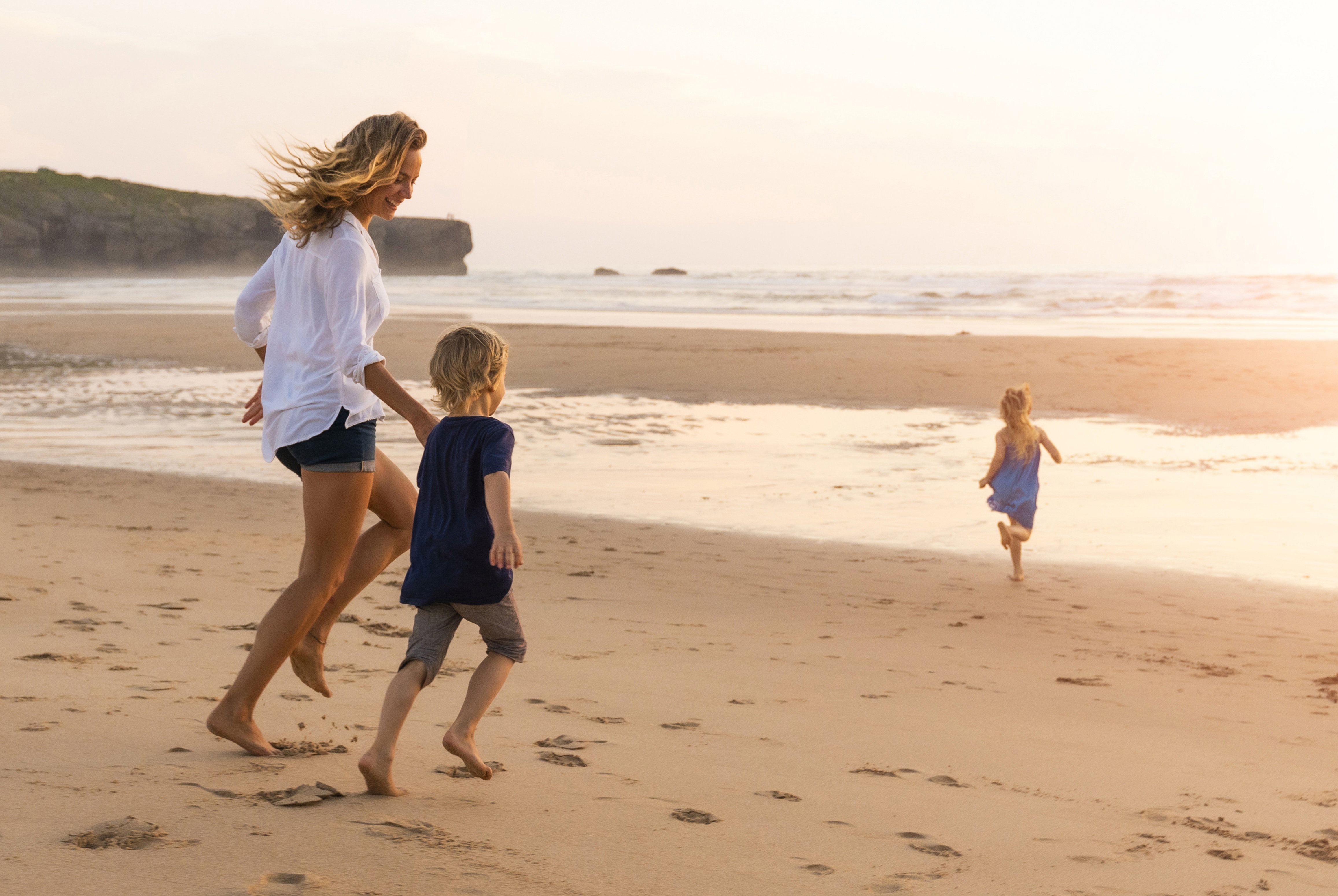 rodzina na plaży w Portugalii