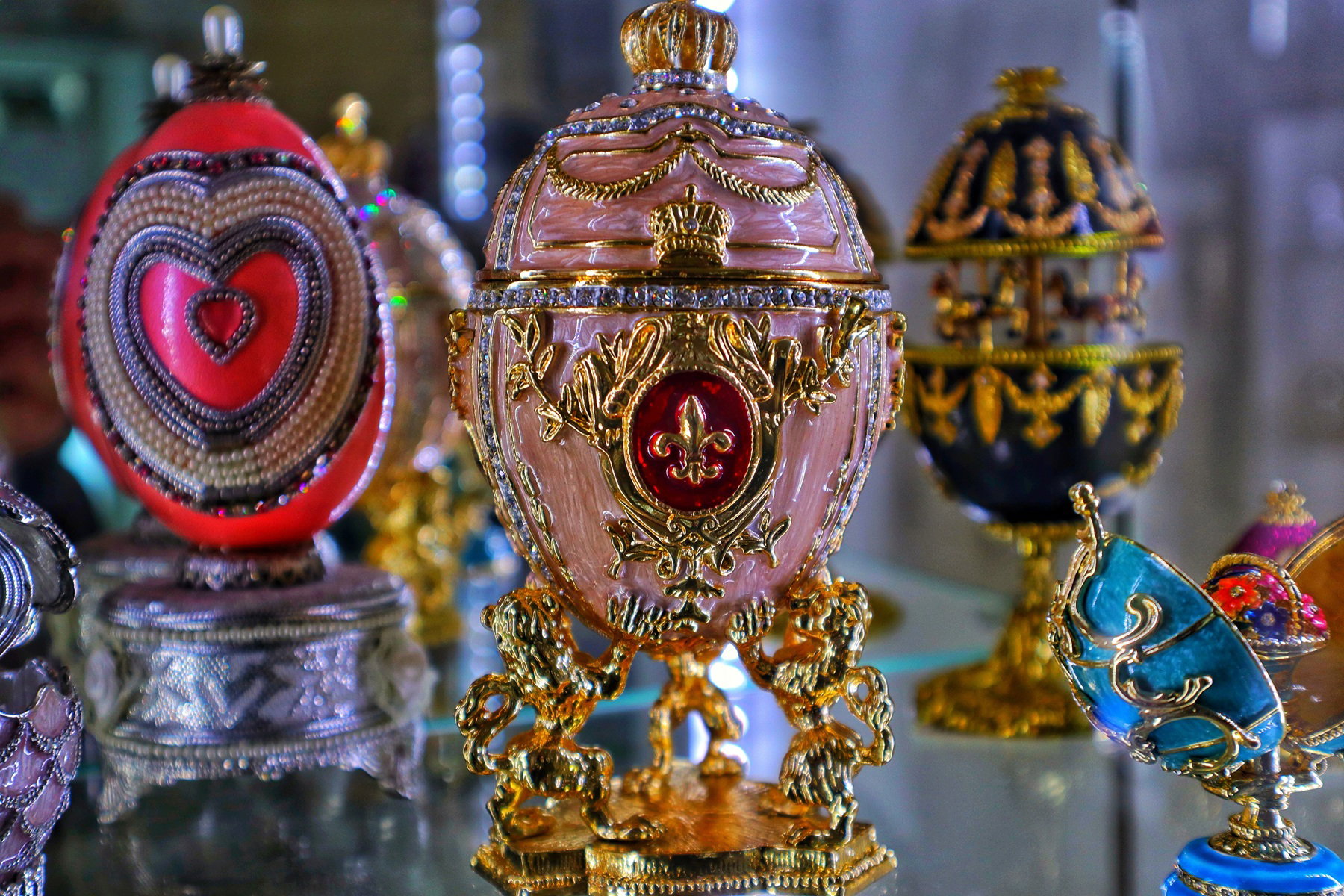 Jajka, które stały się legendą: opowieść o luksusie, sztuce i sekretach Fabergé