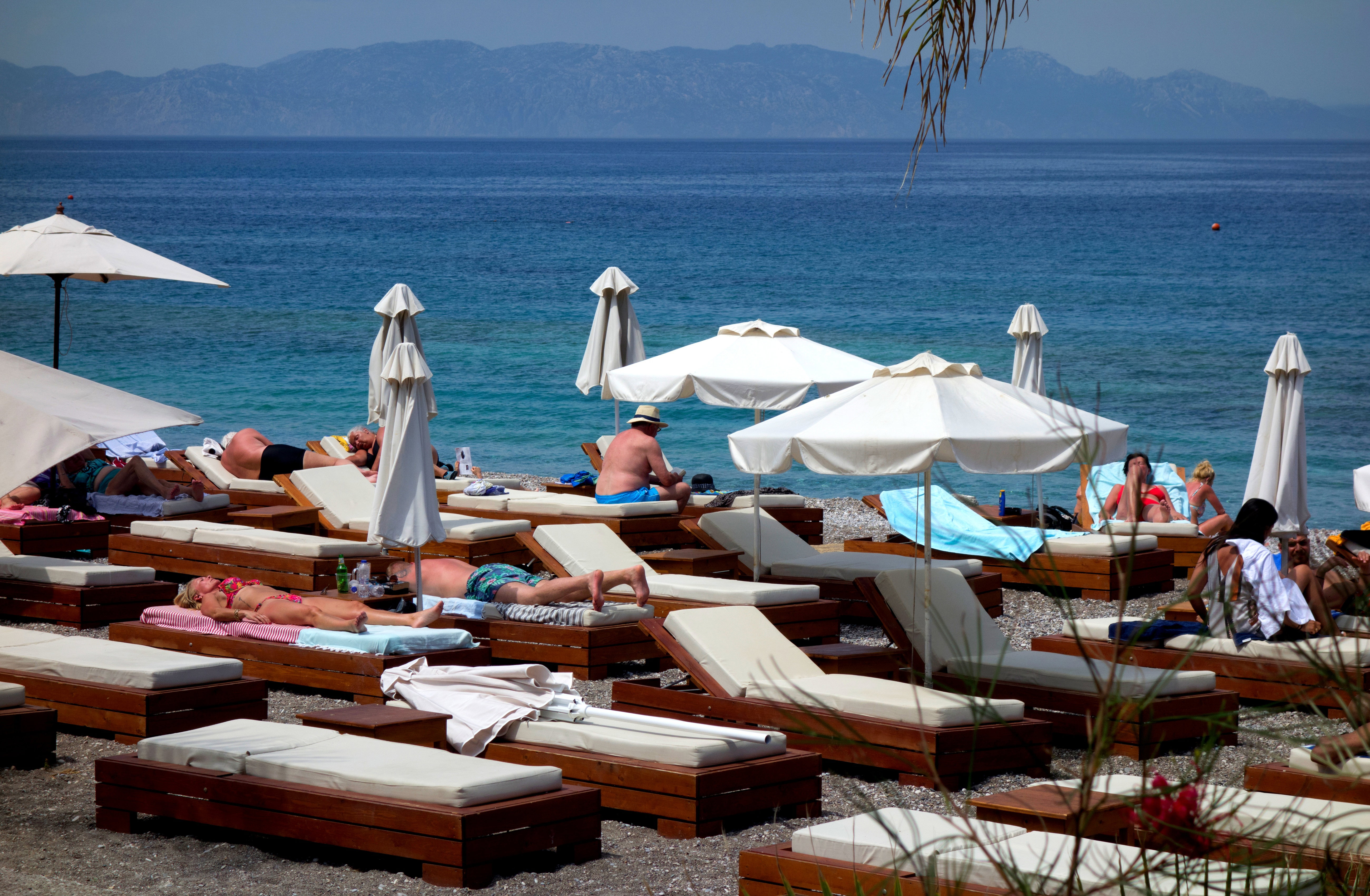 Widok na leżaki i parasole nad morzem, wyspa Rodos, Grecja