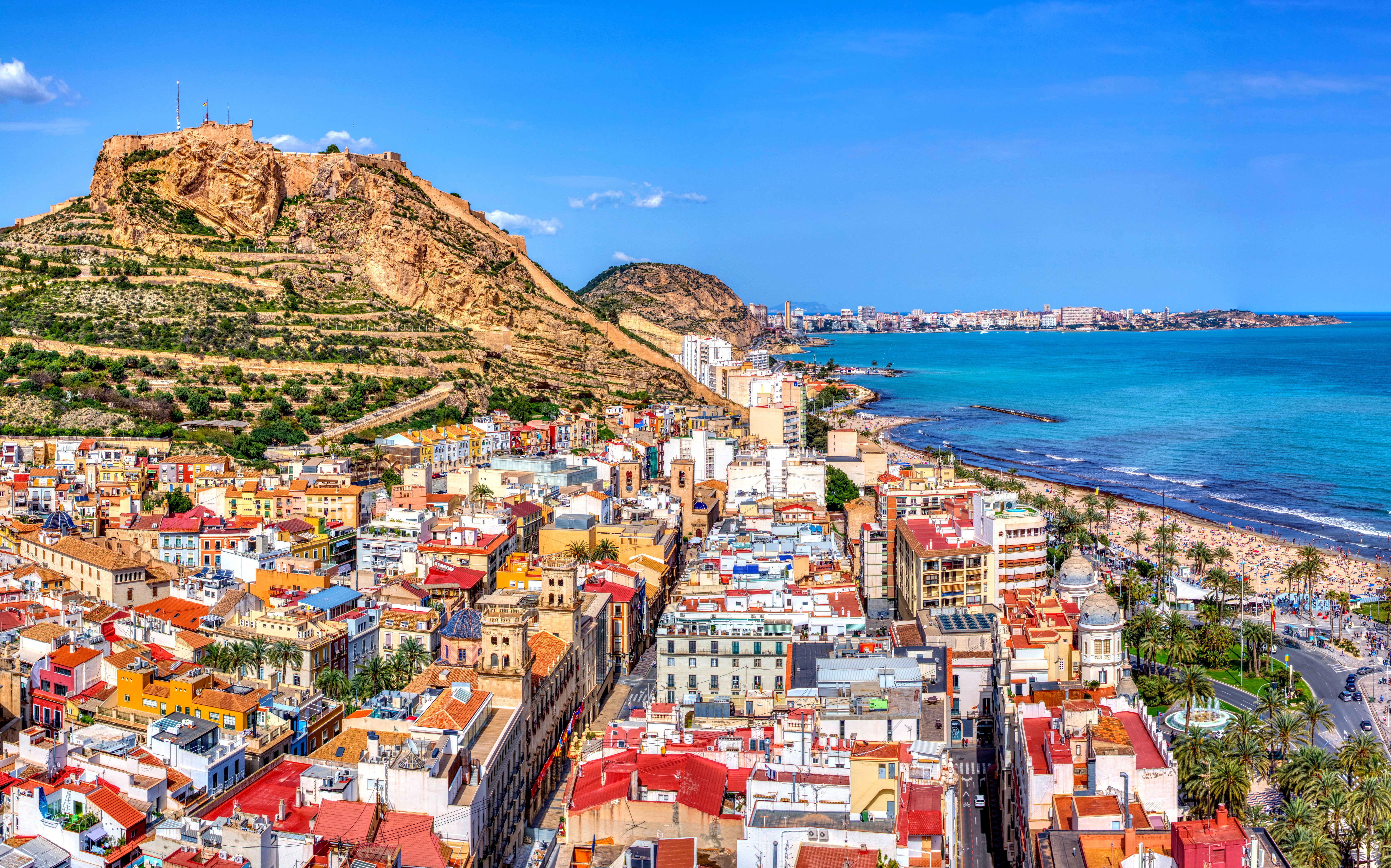 Widok na Alicante z katedrą i zamkiem Santa Barbara