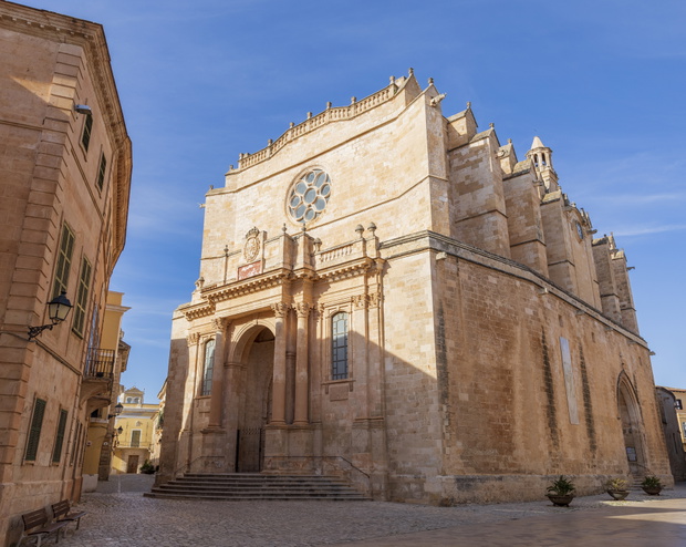 Katedra Santa Maria de Menorca w mieście Ciutadella, oryginalny budynek z 1362 r. z neoklasycystyczną fasadą z 1813 r. fot: Getty Images / 	Mario Marco