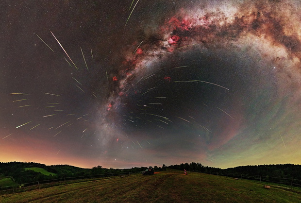 APOD 4 Meteor_Shower_and_Interstellar_Tunel