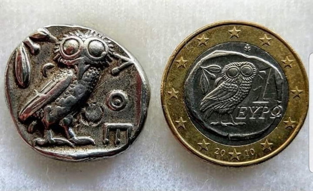 Grecka moneta 1 euro oraz dawna srebrna drachma przedstawiają wizerunek pójdźki.