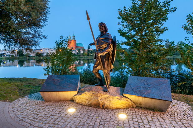 Posąg  przedstawiający legendarnego  założyciela  Gniezna, Lecha,  znajdziecie nad  brzegiem jeziora  Jelonek