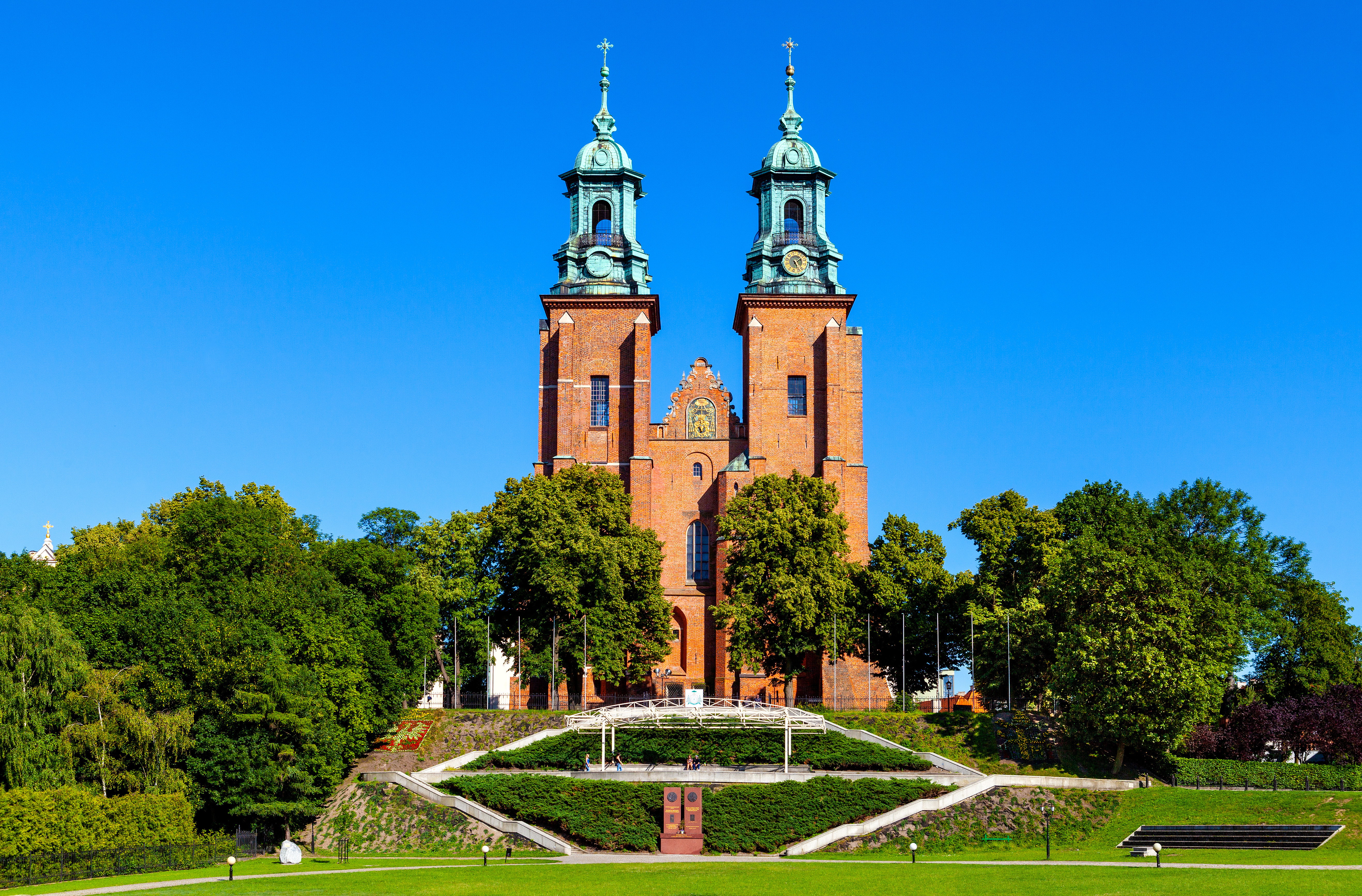Bazylika prymasowska Wniebowzięcia Najświętszej Maryi Panny stoi na Wzgórzu Lecha
