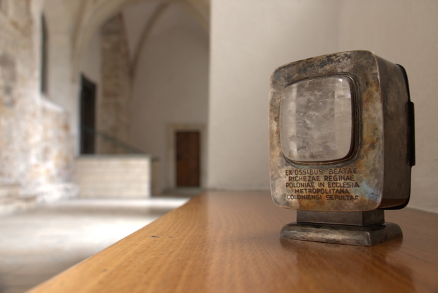 Fragment żebra Rychezy znajduje się w srebrnym pojemniku