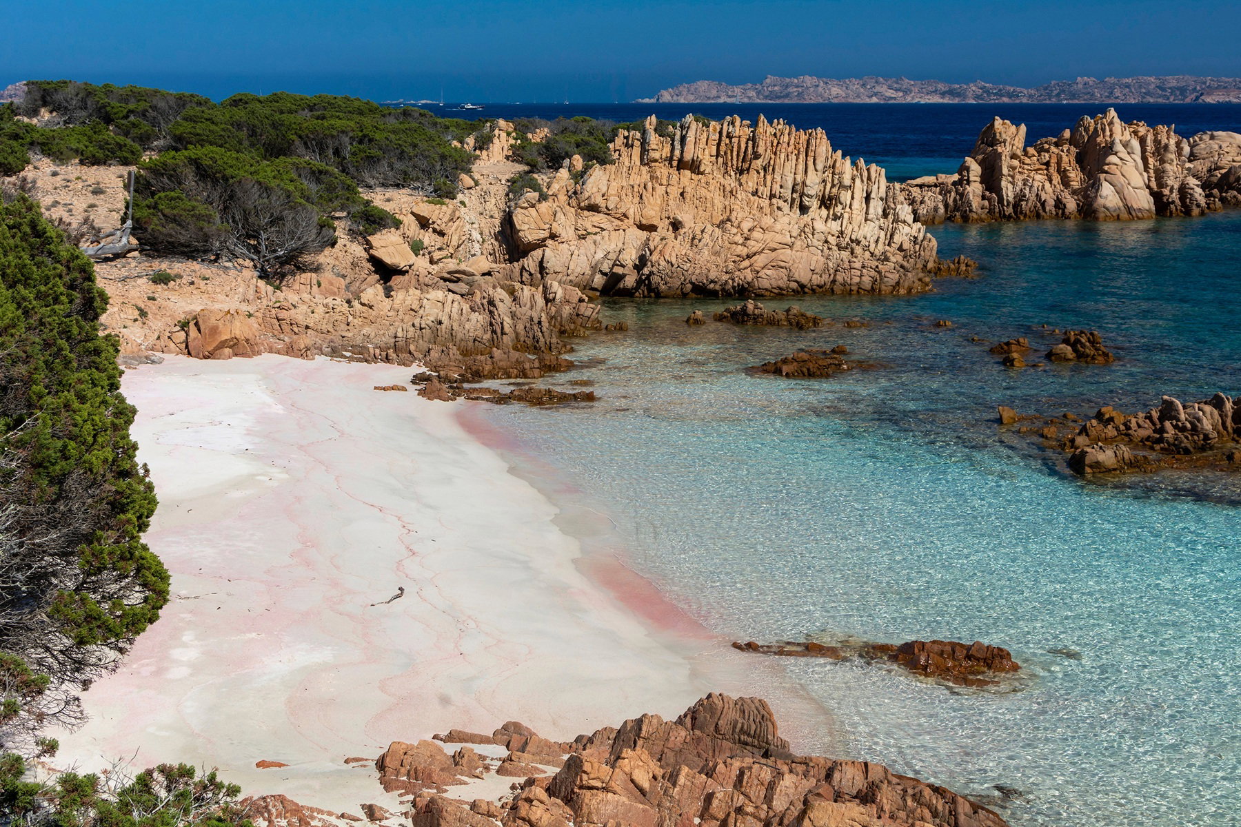 Spiaggia Rosa zachwyca mimo zakazów