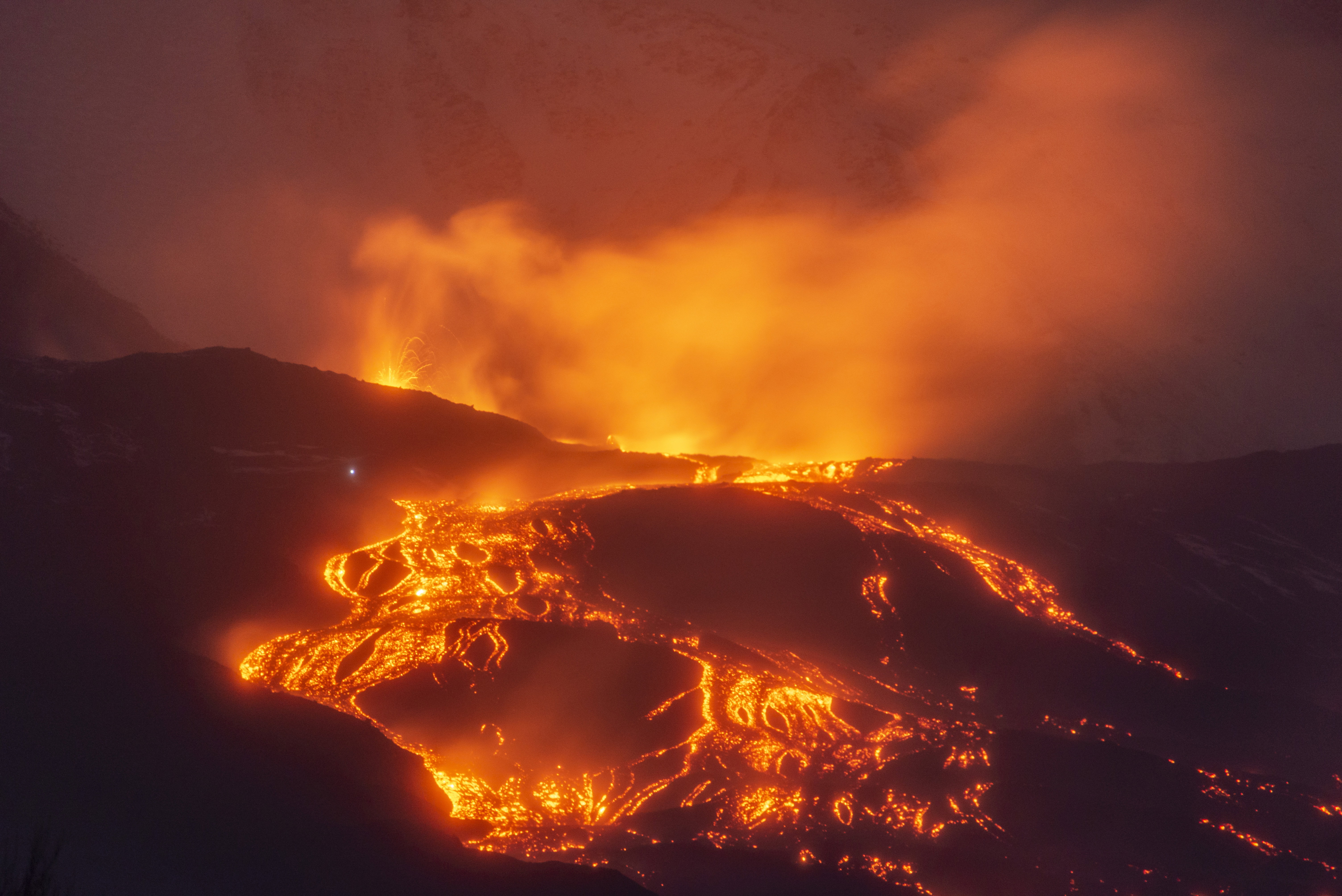 Najnowsza erupcja Etny rozświetliła noc. To jeden z najaktywniejszych wulkanów na świecie