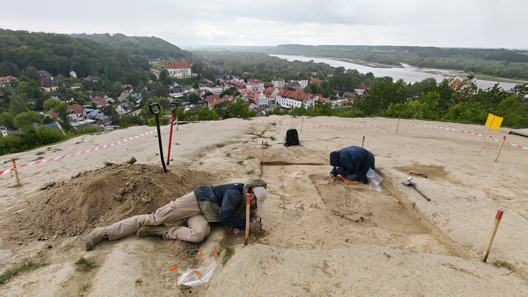 Na Górze Trzech Krzyży odkryto groby
