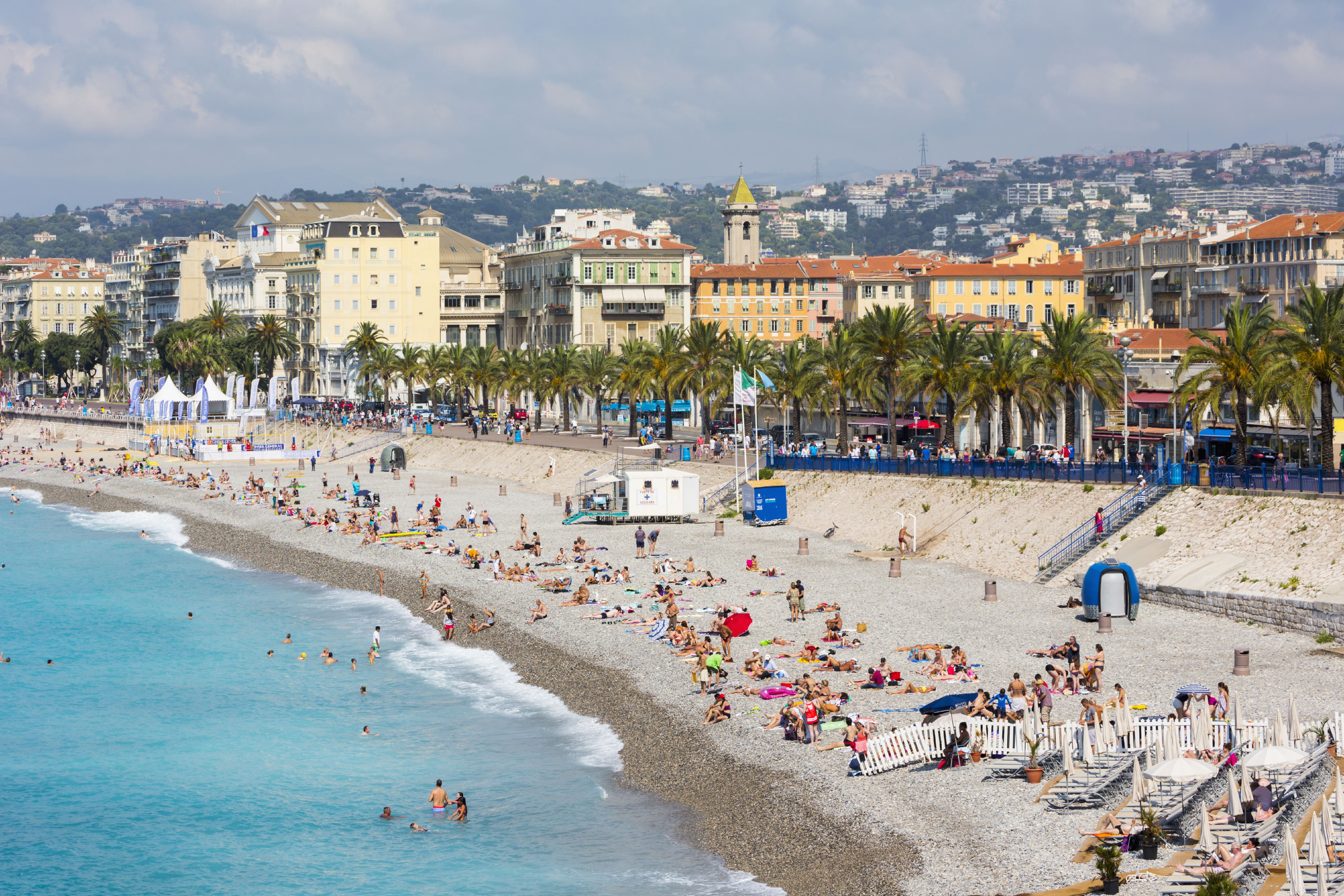 Plaża w Nicei i słynna Promenade des Anglais