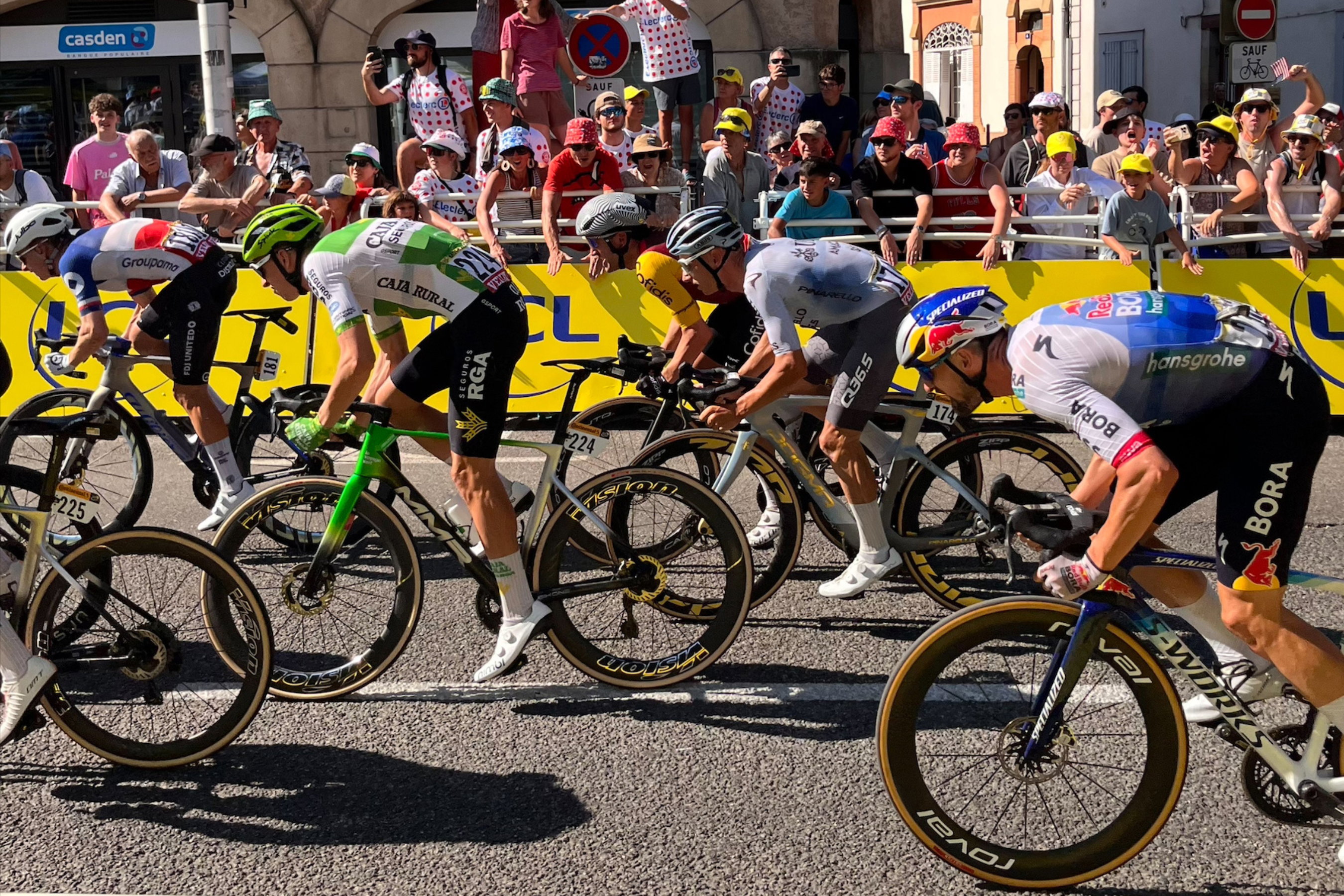 Setki kibiców w 40-stopniowym upale czekają na jeden rzut z dachu. Tak wygląda Tour de France, o którym nie masz pojęcia