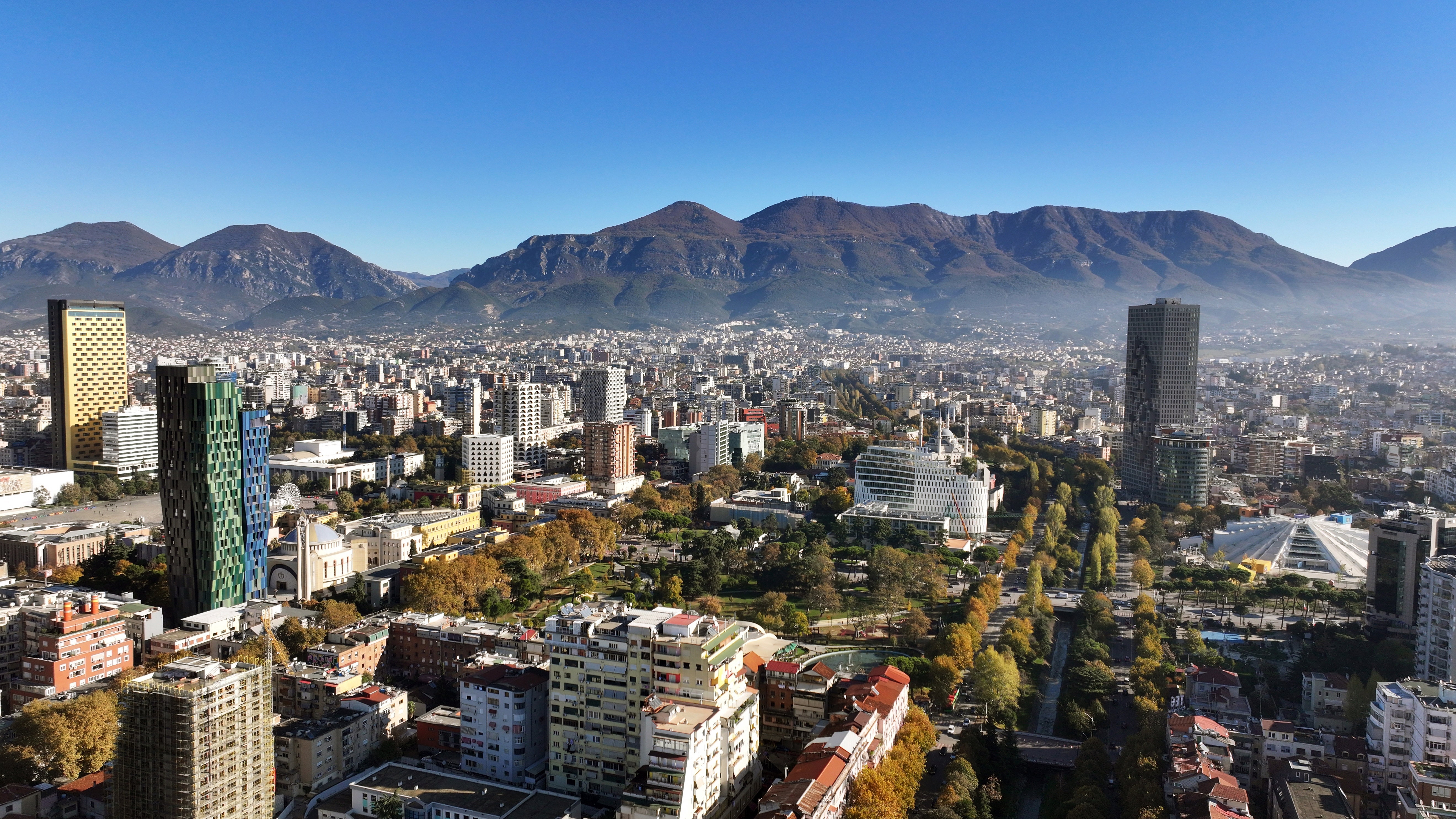 Tirana przez lata pozostawała w cieniu innych europejskich stolic. Dziś coraz śmielej przyciąga turystów z całego świata